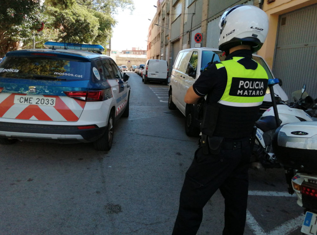 La Policía Local de Mataró en un operativo contra la okupación / POLICIA LOCAL