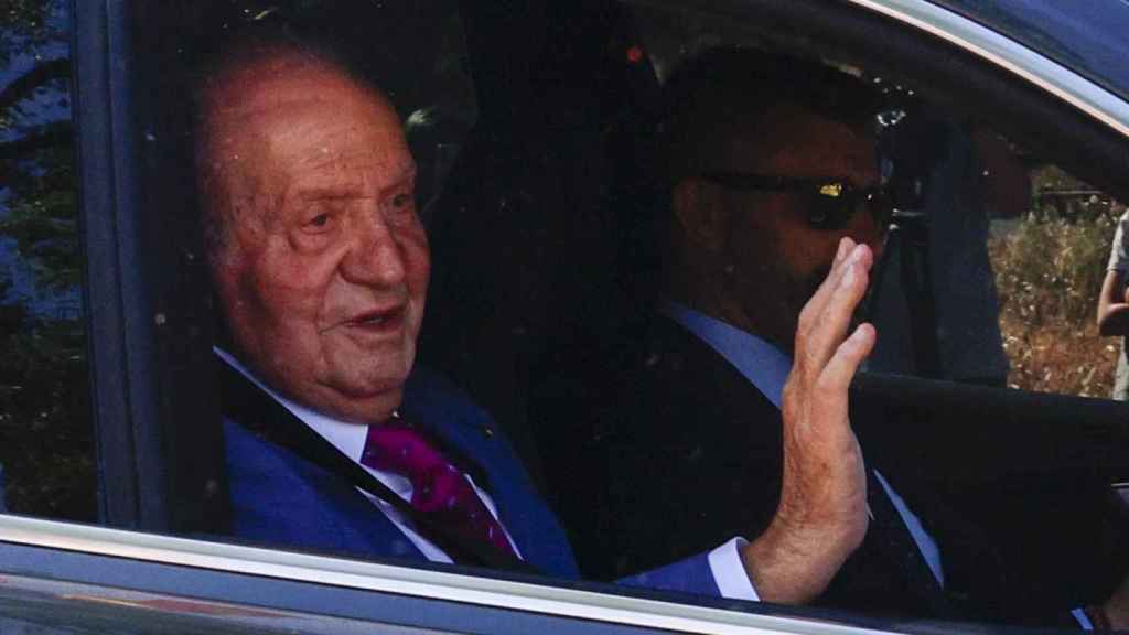 El rey Juan Carlos saluda a su llegada este lunes al Palacio de la Zarzuela de Madrid / EFE