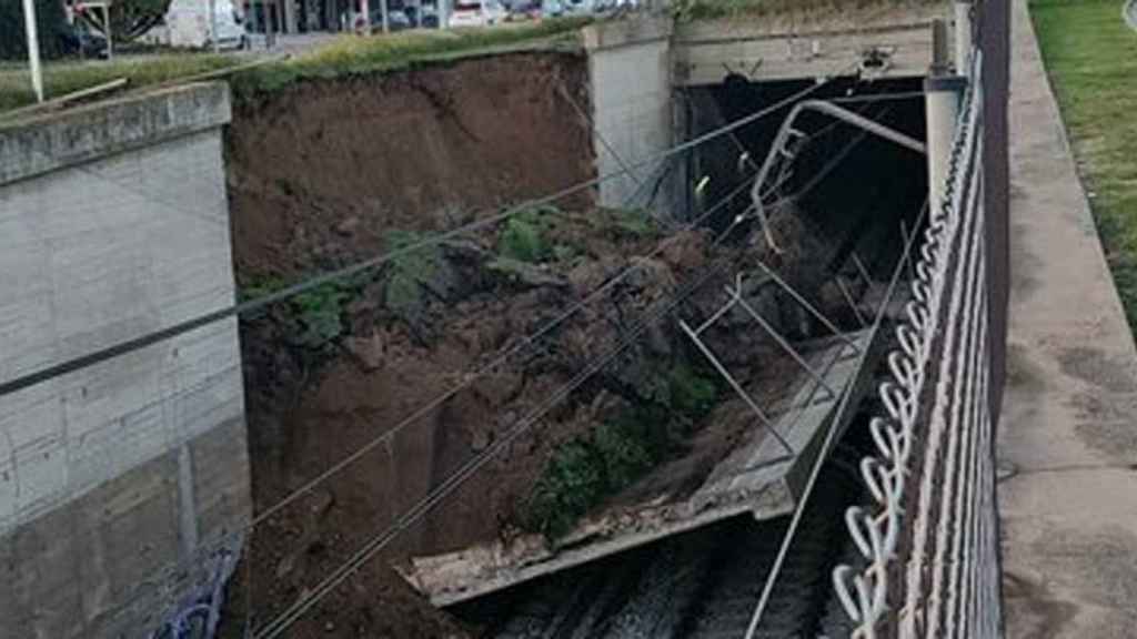 Caída de un muro de hormigón sobre las vías de Ferrocarrils de la Generalitat en Terrassa / @Nestor_Serveto (TWITTER)