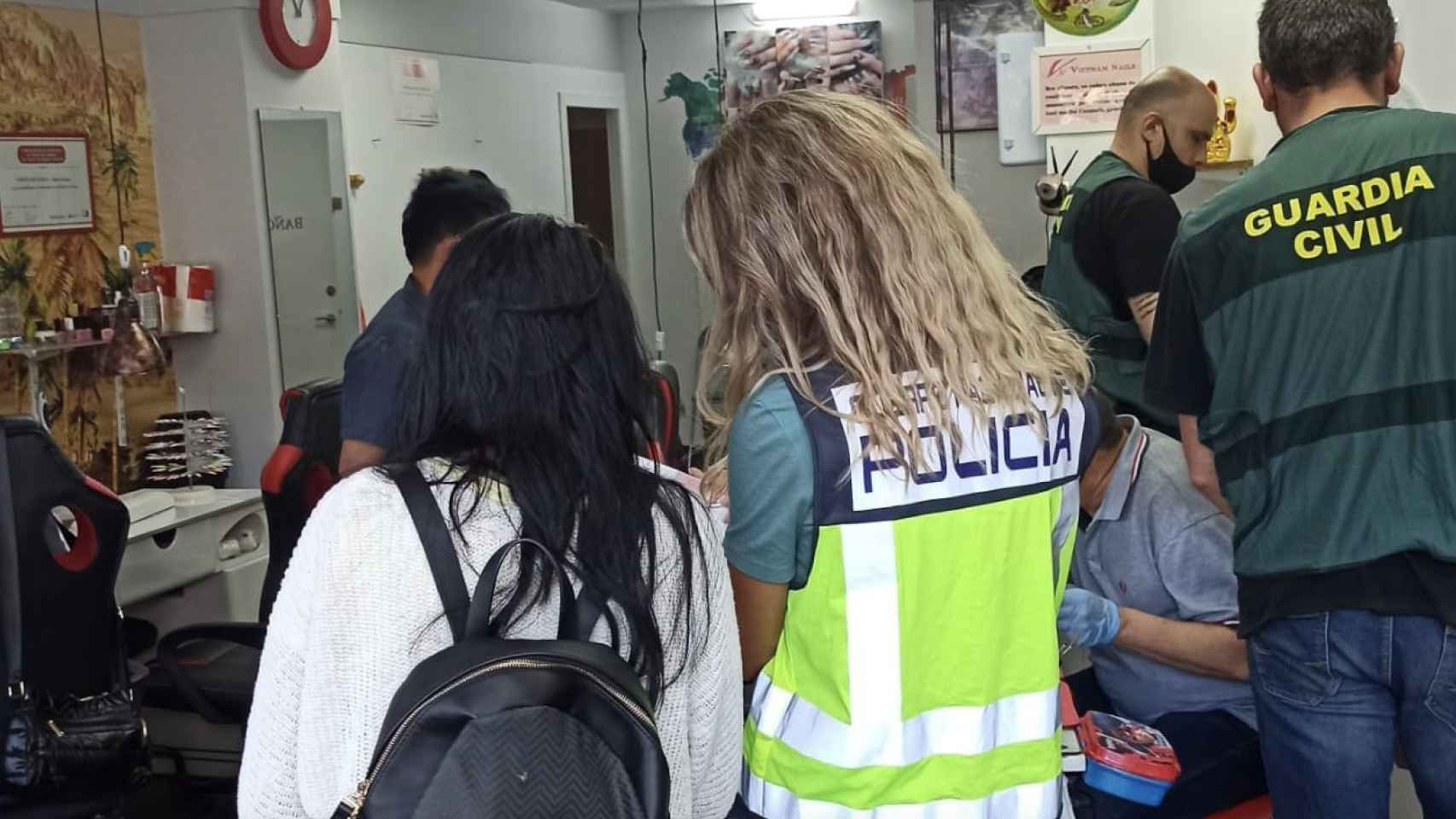 Operativo policial contra la explotación laboral en comercios de Girona / POLICÍA NACIONAL