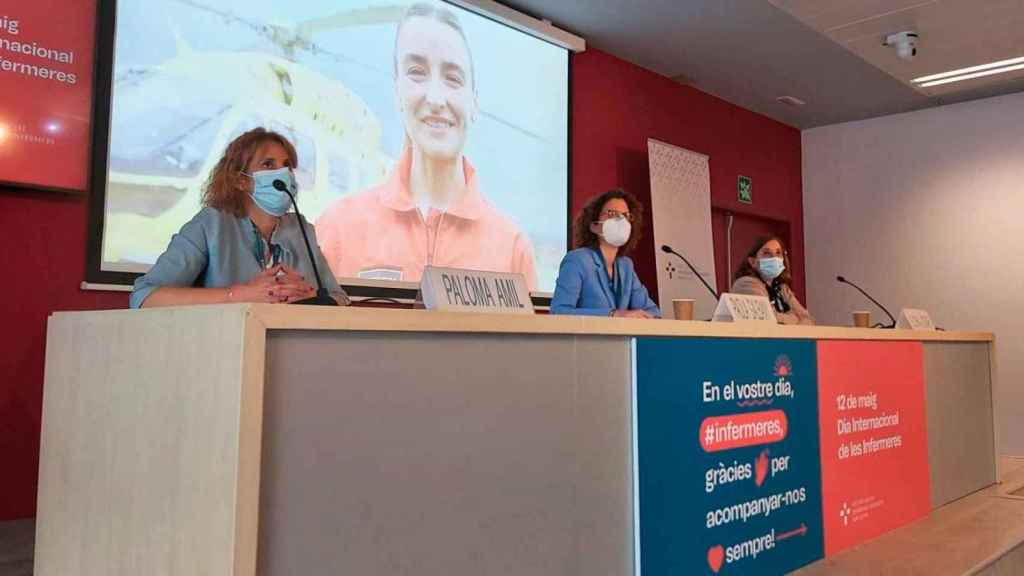 Paola Galbany (c), presidenta del Colegio de Enfermería de Barcelona, en la rueda de prensa de hoy / CG