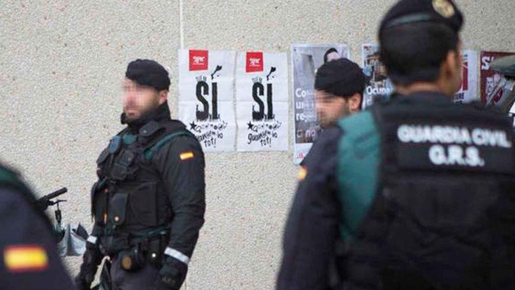 Agentes del GRS de la Guardia Civil, durante una operación policial / EFE