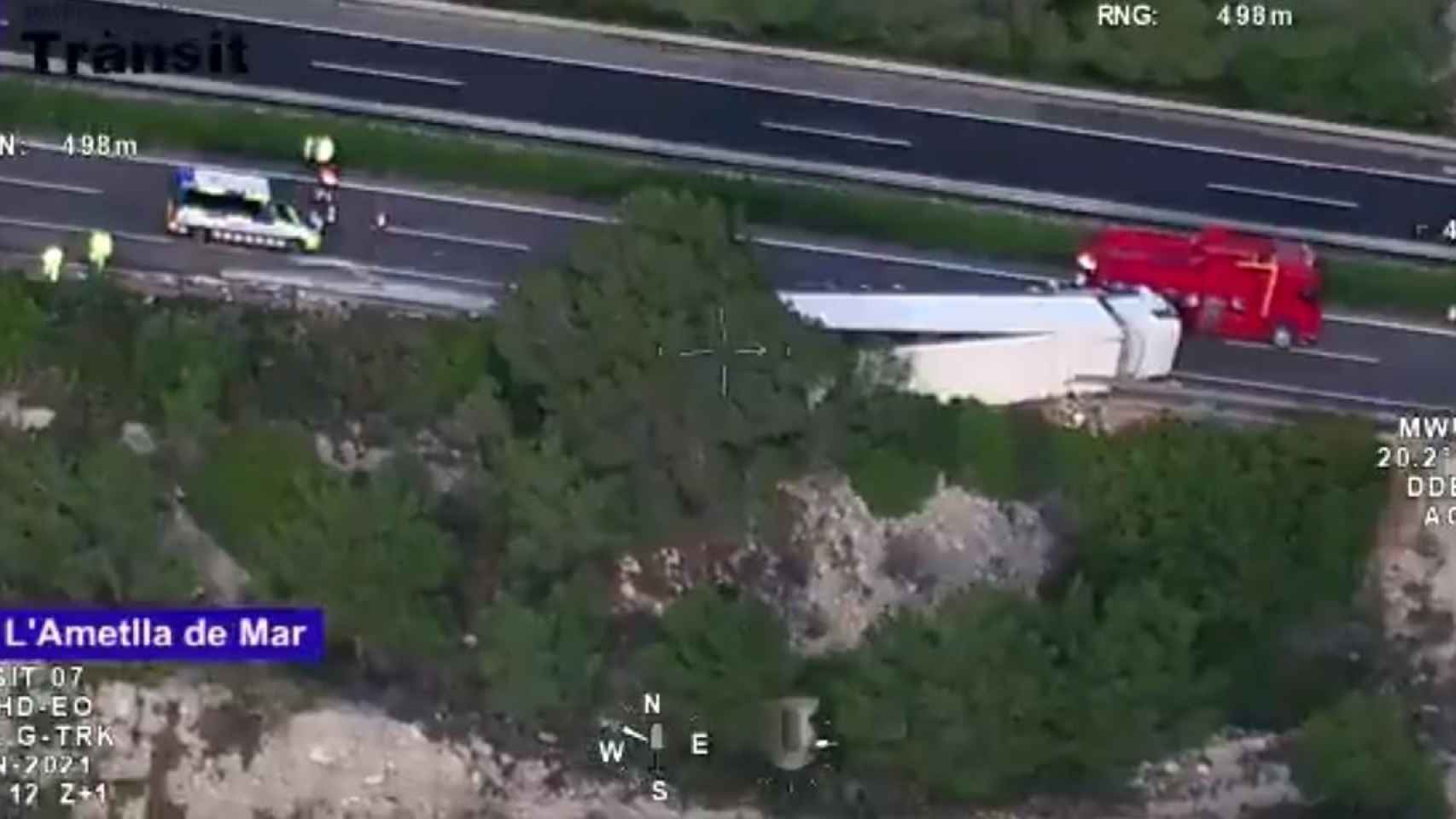 Imagen aérea del camión accidentado entre Perelló y la Ametlla de Mar / TRÀNSIT