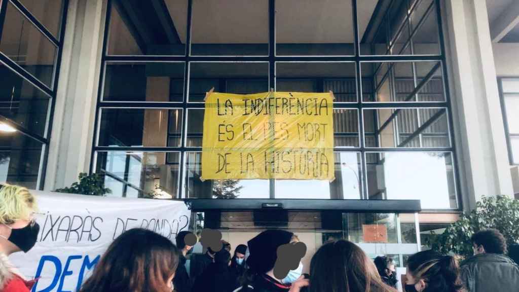 Centenares de estudiantes han ocupado el rectorado de la UAB / EP