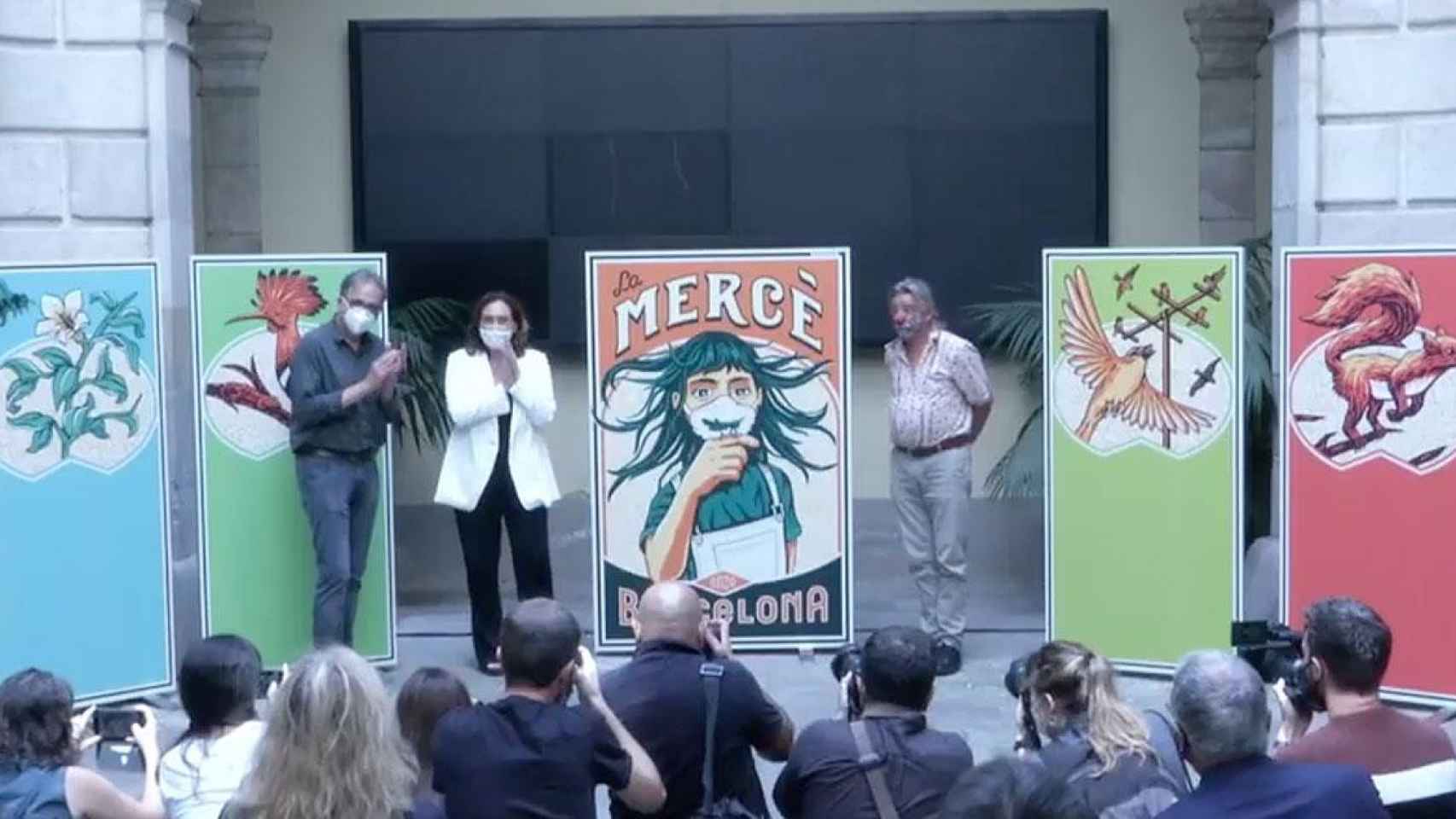 Joan Subirats, Ada Colau y Tortell Poltrona junto al cartel de la Mercè 2020 / CG