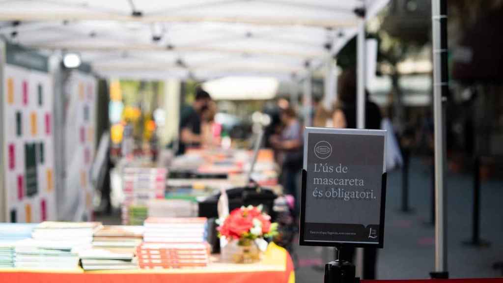 Una parada de flores y libros en el Sant Jordi del Covid-19 / EUROPA PRESS