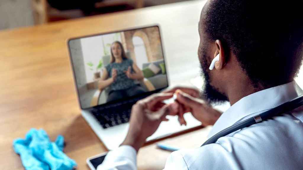 Un psicólogo haciendo teleterapia con un paciente / FREEPIK