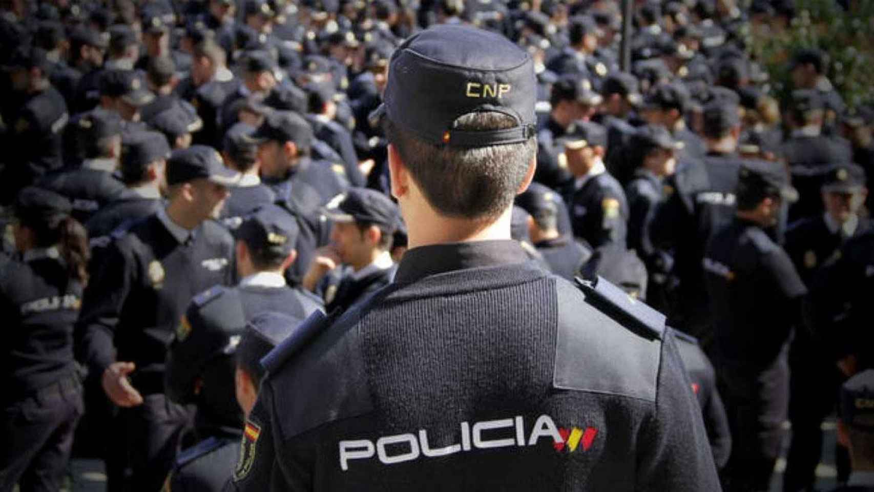 Decenas de policías nacionales / INTERIOR