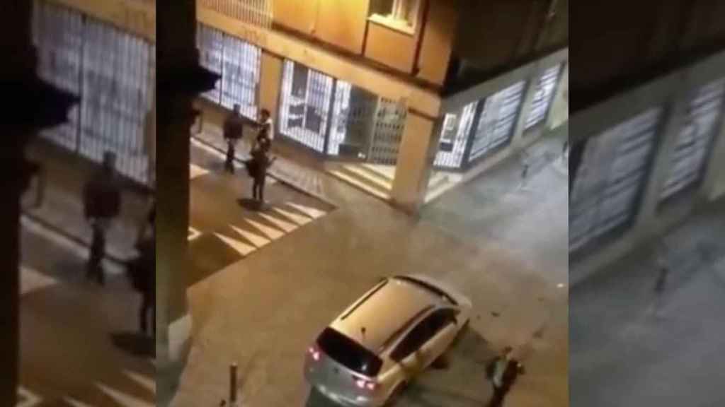 Momento de la agresión a tres agentes de la Guardia Urbana en el barcelonés barrio de Sants / TWITTER