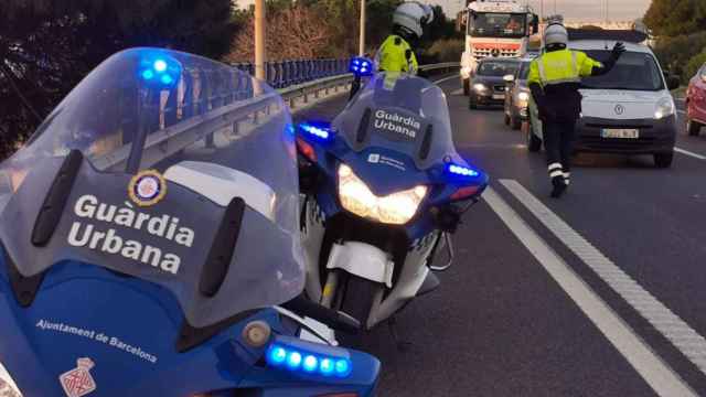 Agentes de la Guardia Urbana de Barcelona desvían el tráfico en la Ronda de Dalt / TWITTER