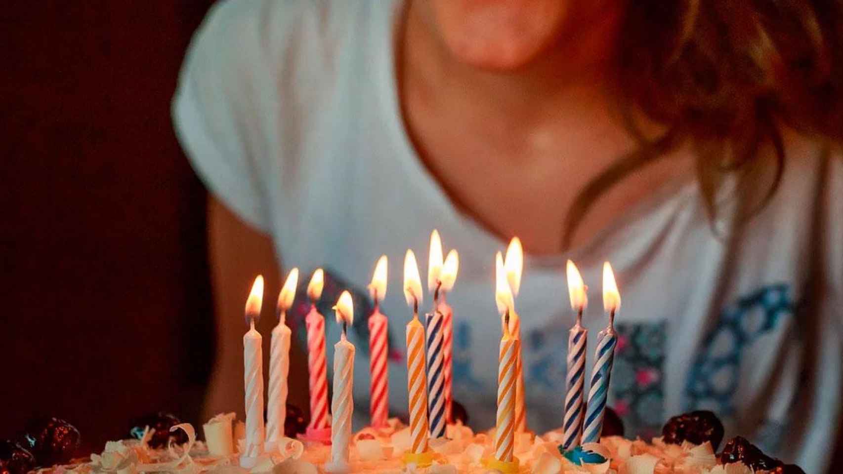 Velas en una tarta de cumpleaños / PIXABAY