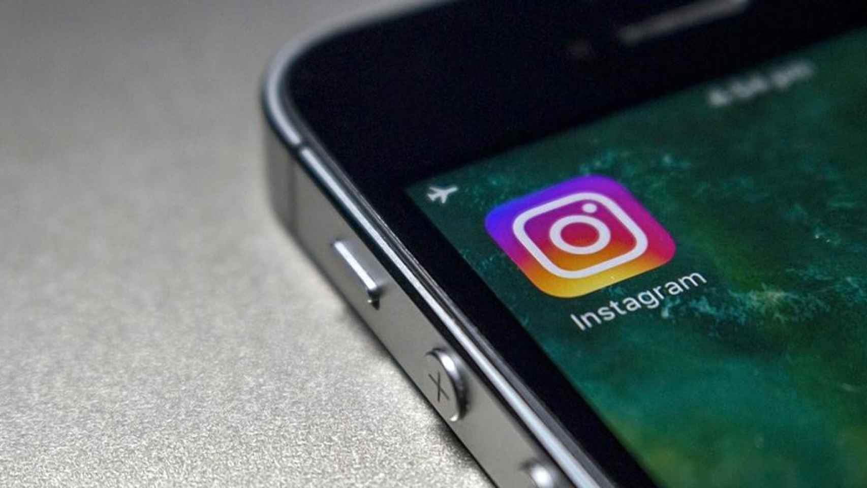 Un móvil en modo avión con el icono de Instagram