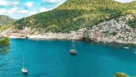 Barcos fondeados en Ibiza