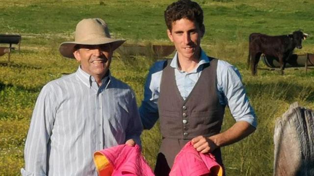 El novillero Abel Robles (i), junto al presidente de la FTL, Victorino Martín / PILAR MARTÍN