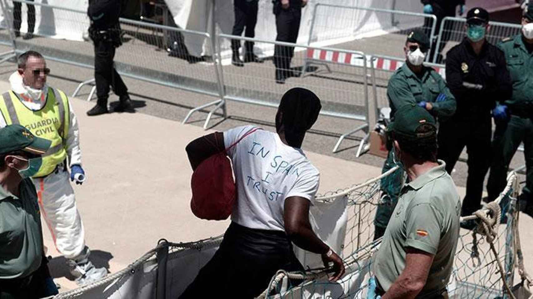 Uno de los migrantes que viajaba a bordo del barco 'Aquarius' desembarca en el puerto de Valencia / MSF