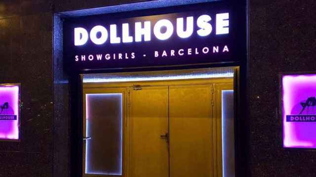 La entrada del Dollhouse Showgirls, el club precintado que pide igualdad de trato en todas las salas con espectáculos para adultos de la ciudad / CG
