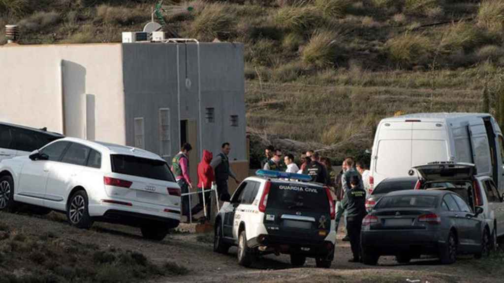 Ana Julia Quezada (de rojo), la autora confesa de la muerte de Gabriel Cruz, ha vuelto a ser trasladada a Rodalquilar, en Níjar (Almería), para una reconstrucción de los hechos dirigida por los agentes que coordinan la investigación de la Guardia Civil