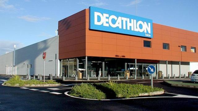 El centro comercial Decathlon, que fue atracado con violencia, está situado en un polígono industrial en las afueras de Terrassa / CG