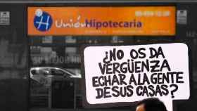 Antigua sede de Unión Hipotecaria en Barcelona con un cartel de protesta por la presunta estafa.