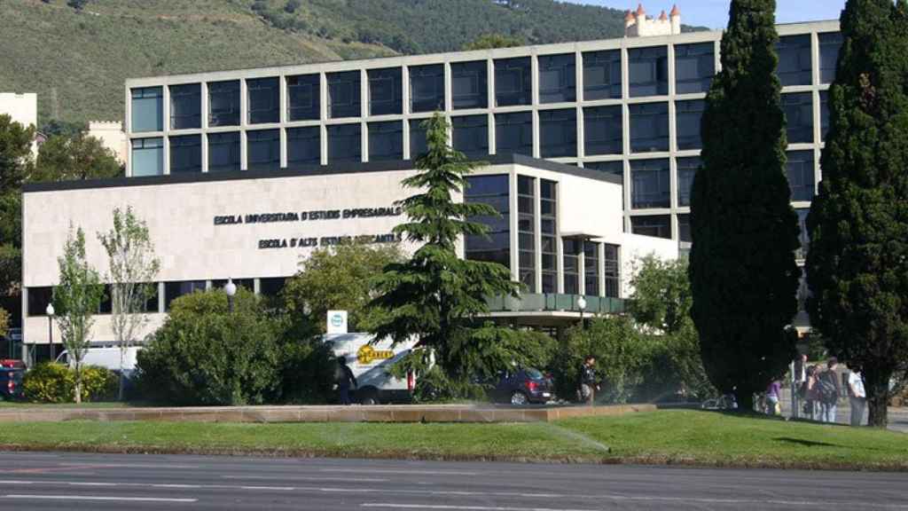 Aspecto exterior de la Facultad de Economía y Empresa de la UB.