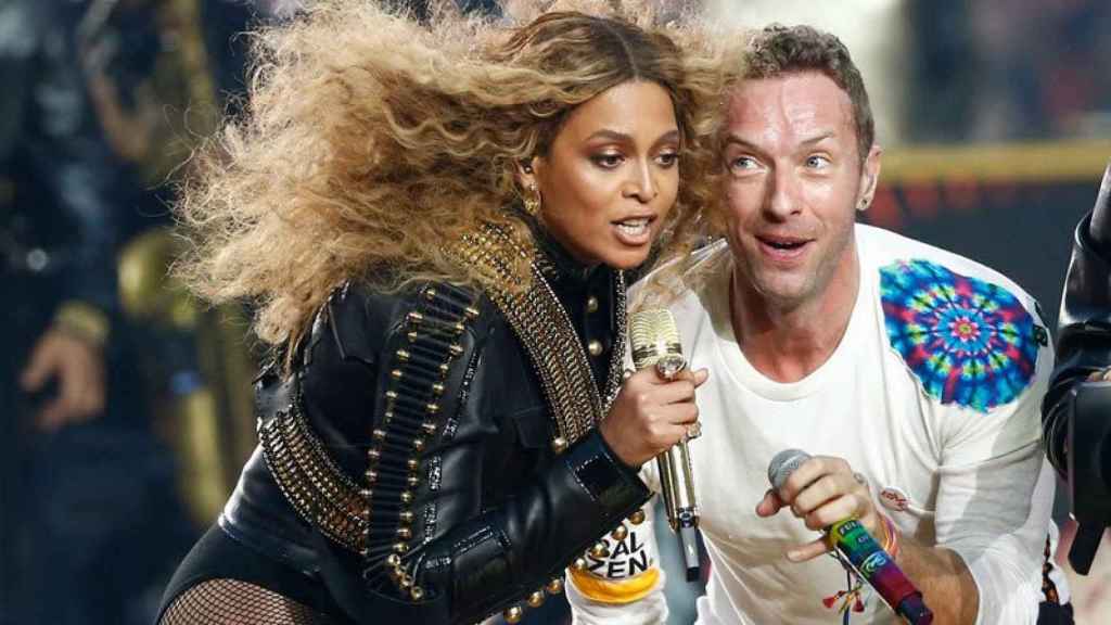 Beyoncé (i) y Coldplay amenizaron la media parte de la Superbowl.