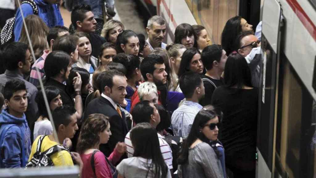 Colas para acceder a un vagón de Cercanías durante una incidencia anterior.