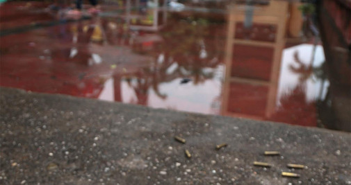 Fotografía donde se observan casquillos de bala en los alrededores del Palacio Municipal de San Miguel Totolapan hoy, en el estado de Guerrero (México) - EFE/José Luis de la Cruz