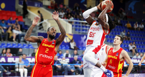 Lorenzo Brown (L) de España en acción contra Kendrick Perry (C) de Montenegro durante el partido de baloncesto del grupo A del FIBA EuroBasket 2022 / EFE