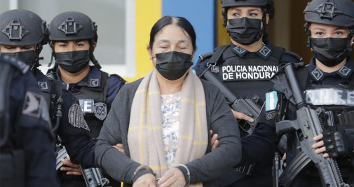 Policías trasladan hoy a Herlinda Bobadilla desde la Dirección Policial de Fuerzas Especiales a la Base Aérea Hernán Acosta Mejía - EFE/Gustavo Amador