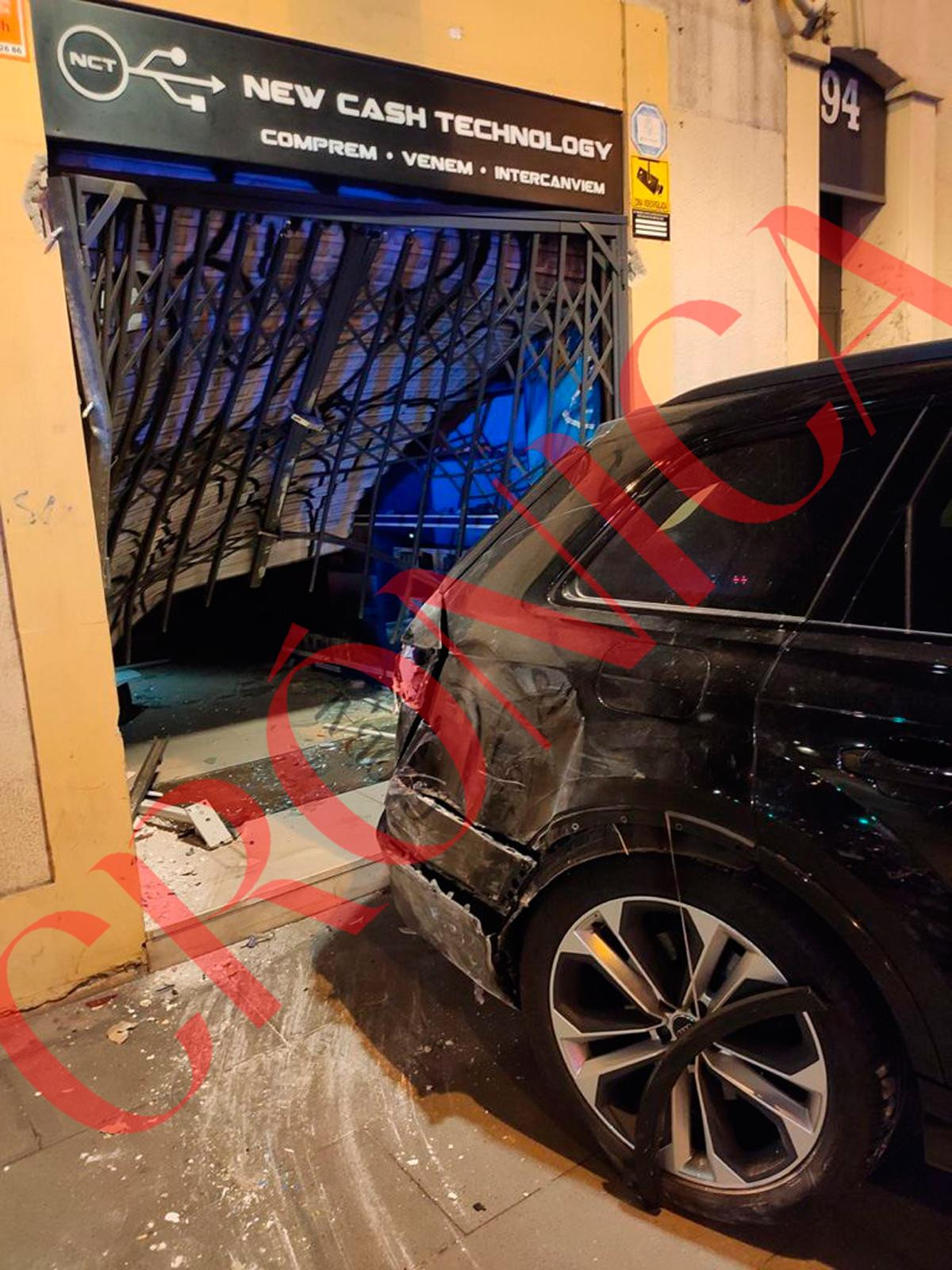 Imagen del alunizaje en la tienda de móviles de Sants, relacionado con el robo de tres vehículos de alta gama en Cerdanyola / CG