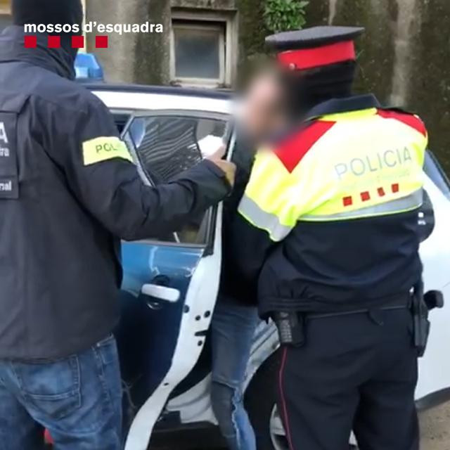 Los Mossos se llevan detenido a un miembro de una organización criminal que asaltaban domicilios / MOSSOS