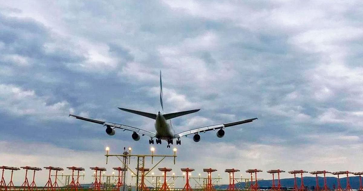 Un avión durante una maniobra en el aeropuerto Josep Tarradellas-Barcelona El Prat / EFE