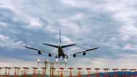 Un avión durante una maniobra en el aeropuerto Josep Tarradellas-Barcelona El Prat / EFE