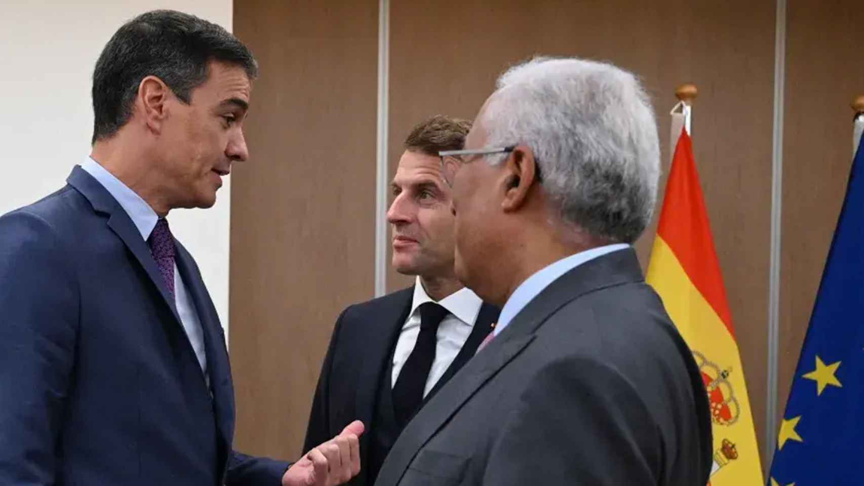 Los presidentes del Gobierno de España, Pedro Sánchez (i); de la república de Francia, Emmanuel Macron (c); y de Portugal, Antonio Costa (d), en una imagen de archivo / EUROPA PRESS