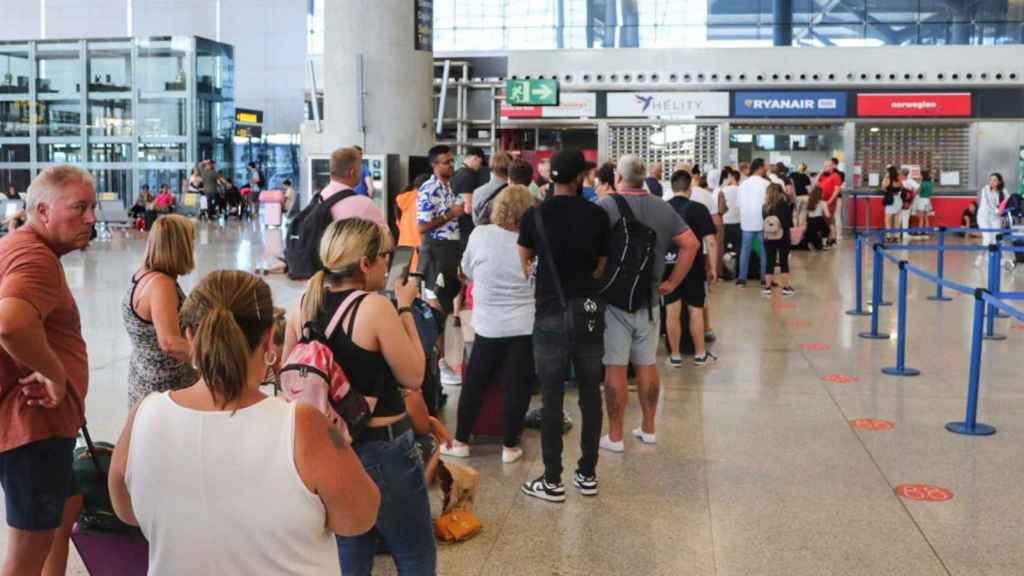 Colas en el aeropuerto de Málaga durante la huelga de Ryanair / DANIEL LUQUE - EFE