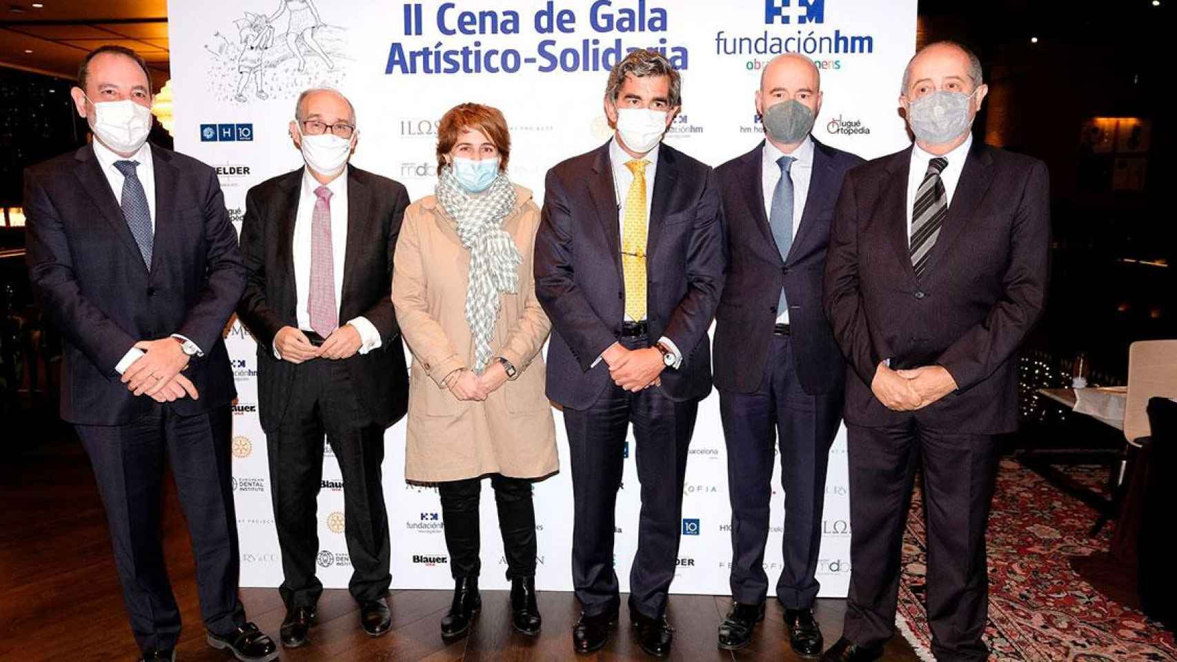 El presidente de HM Hospitales, Juan Abarca (3º por la dcha.), en la II Cena Artístico-Solidaria de la Fundación HM Obra Social Nens / CEDIDA