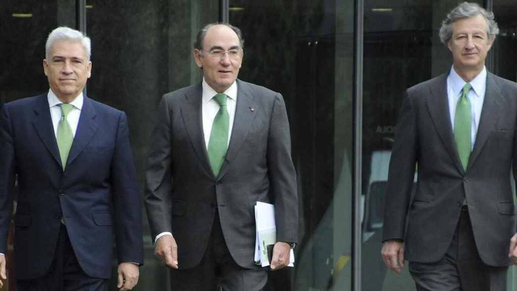 El presidente de Iberdrola, Ignacio Galán, flanqueado por el director general de negocios, Francisco Martínez Córcoles (izq.), y José Sainz Armada, director financiero / IBERDROLA