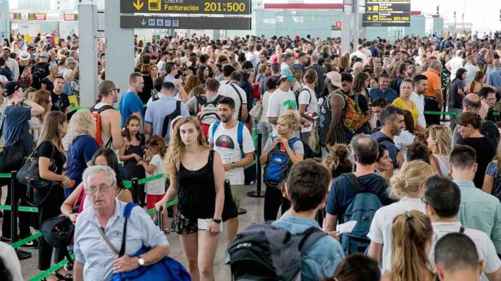 Imagen de colas en el aeropuerto de El Prat de Barcelona en una protesta laboral anterior / EFE