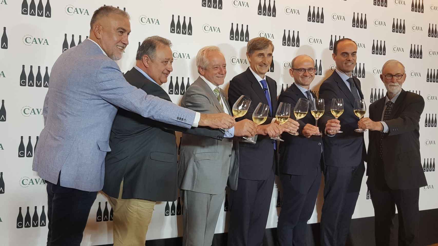 Javier Pagés, en el centro, junto al resto de miembros del Consejo Regulador del Cava / CG