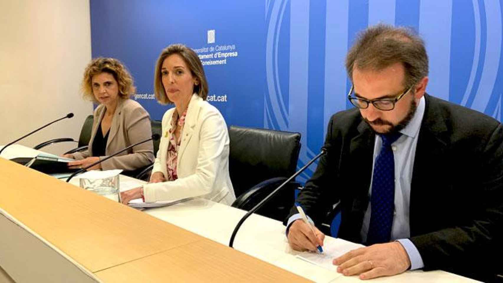 La consejera Àngels Chacón (c), junto a la secretaria general del departamento, Marta Felip, y un directivo de AGTIC Consulting, Raül Rabionet, en la valoración de los resultados de las elecciones a la Cámara de Comercio de Barcelona / CG