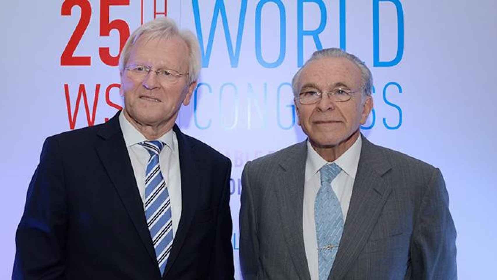 Isidro Fainé, presidente del WSBI, de la CECA y de la Fundación Bancaria La Caixa, con Heinrich Haasis, presidente de honor del WSBI, hace unos minutos en Nueva Delhi