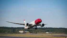 Un avión a punto de aterrizar