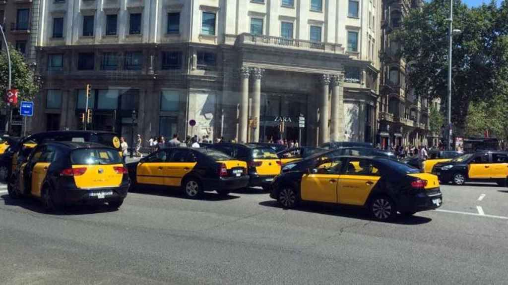 Varios taxis marchan lentamente por la Gran Vía de Barcelona / CG