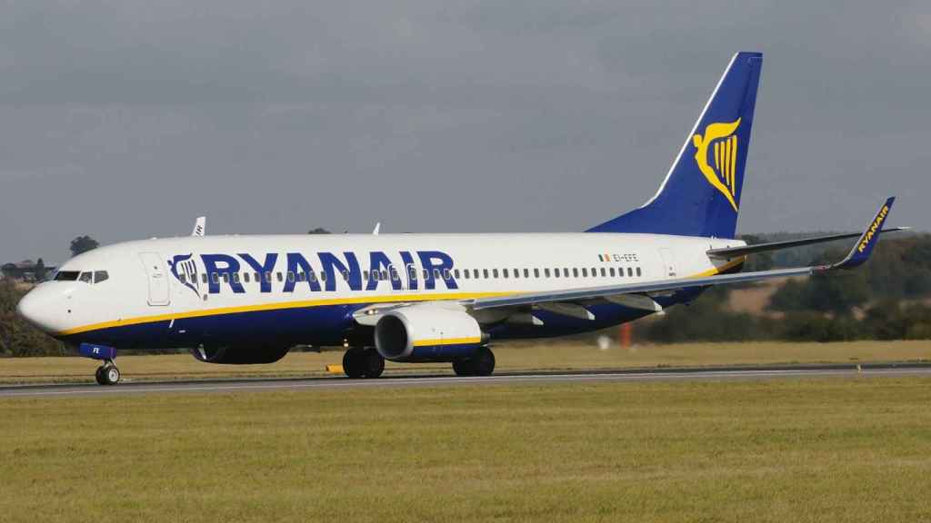 Un avión de Ryanair en la pista de un aeropuerto, en una imagen de archivo / EFE