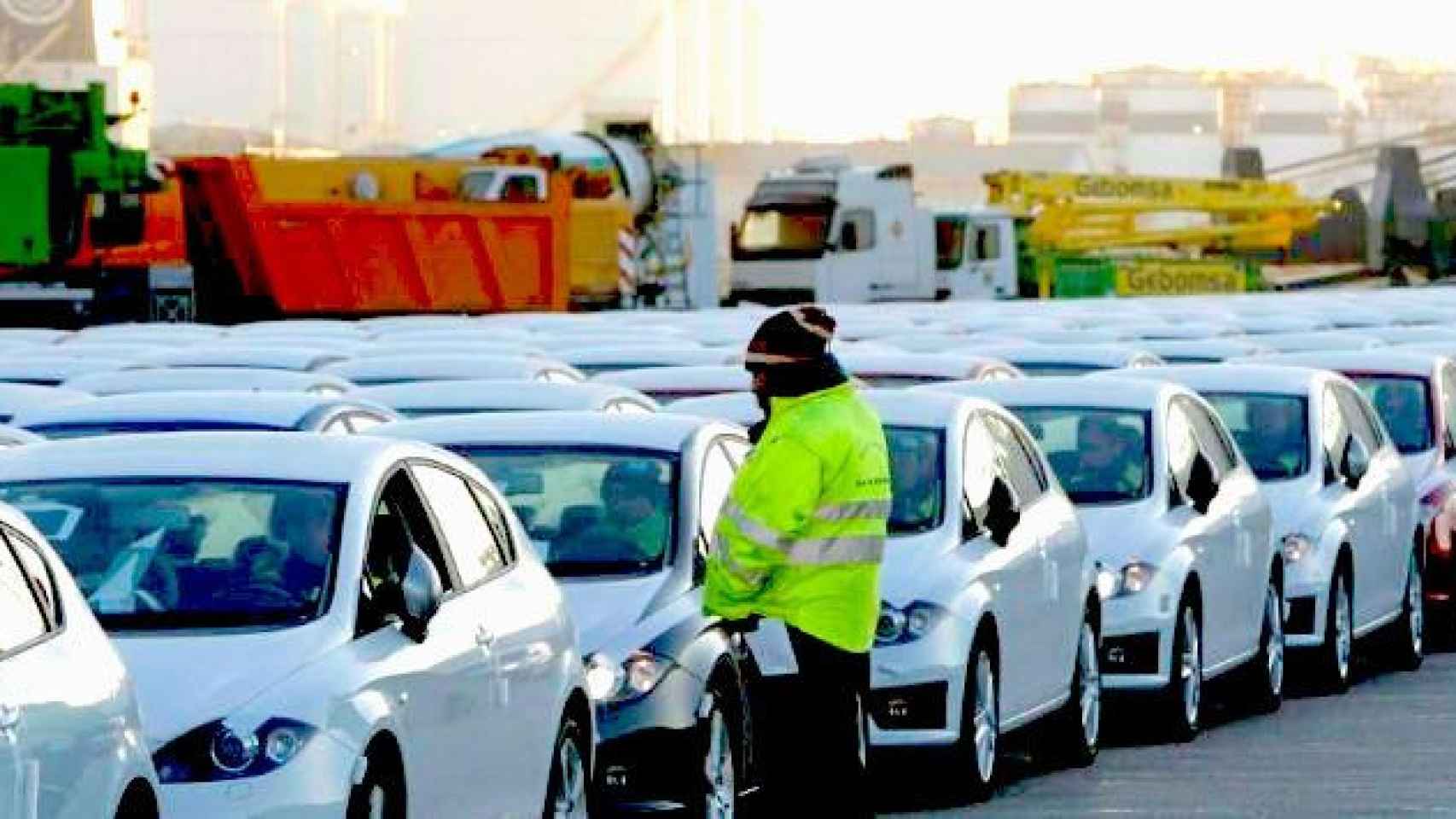 Coches en el puerto de Barcelona a punto de ser cargados en un barco / EFE