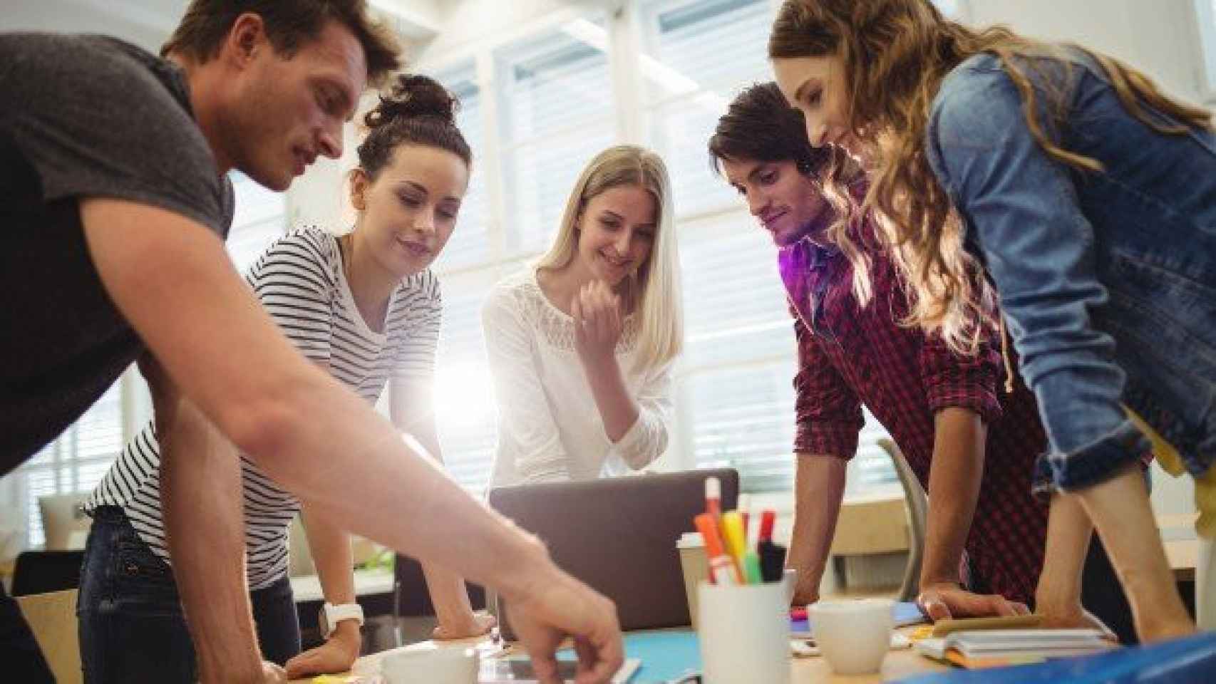 Jóvenes trabajando / CG