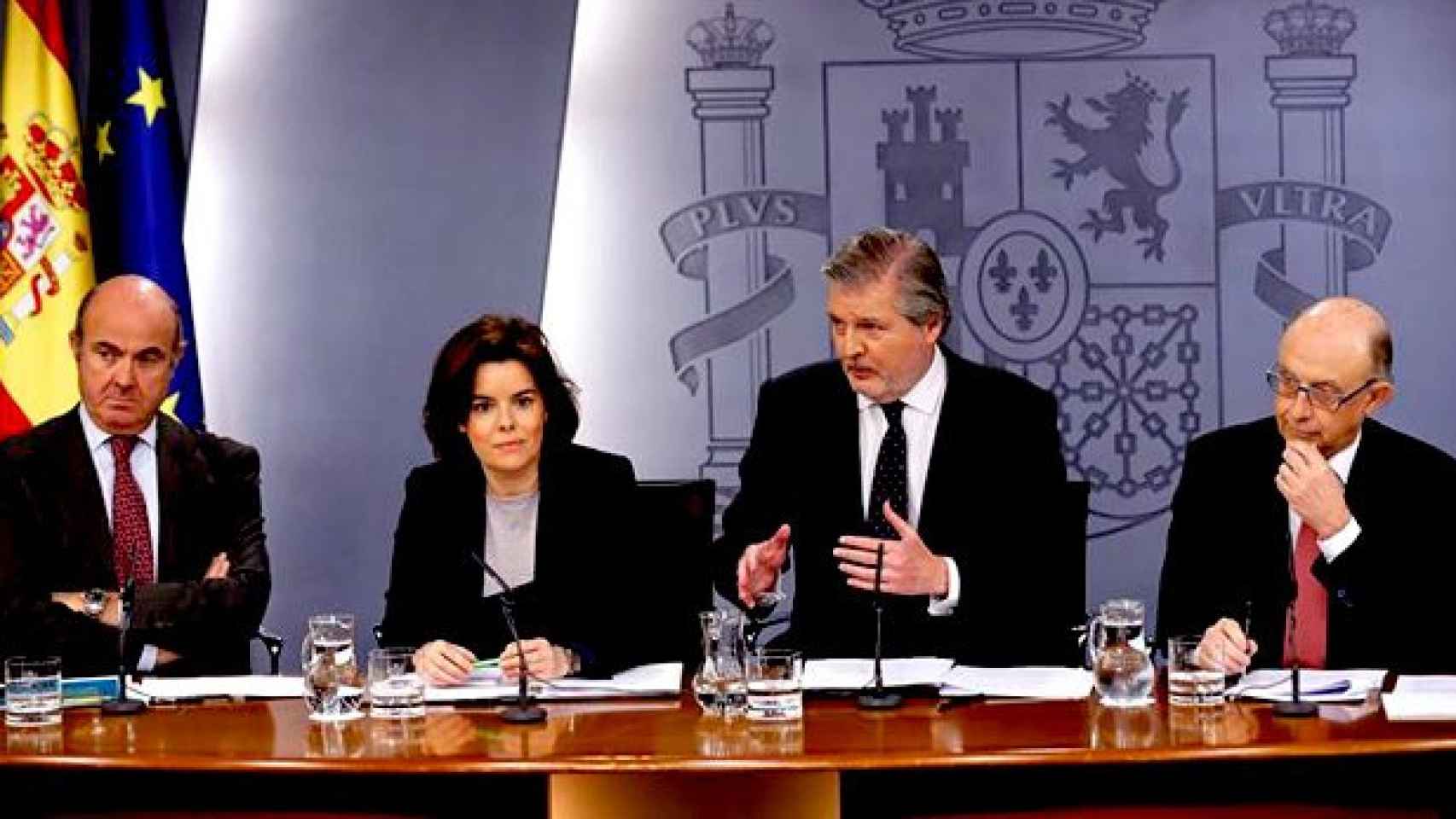 El ministro de Economía, Luis de Guindos, la vicepresidenta del Gobierno, Soraya Sáenz de Santamaría, el ministro de Cultura y portavoz del Gobierno,Íñigo Méndez de Vigo, y el ministro de Hacienda, Cristóbal Montoro / EFE