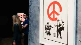 'Soldados borrando un símbolo de la paz', obra de Banksy / EXPOSICIÓN BANKSY