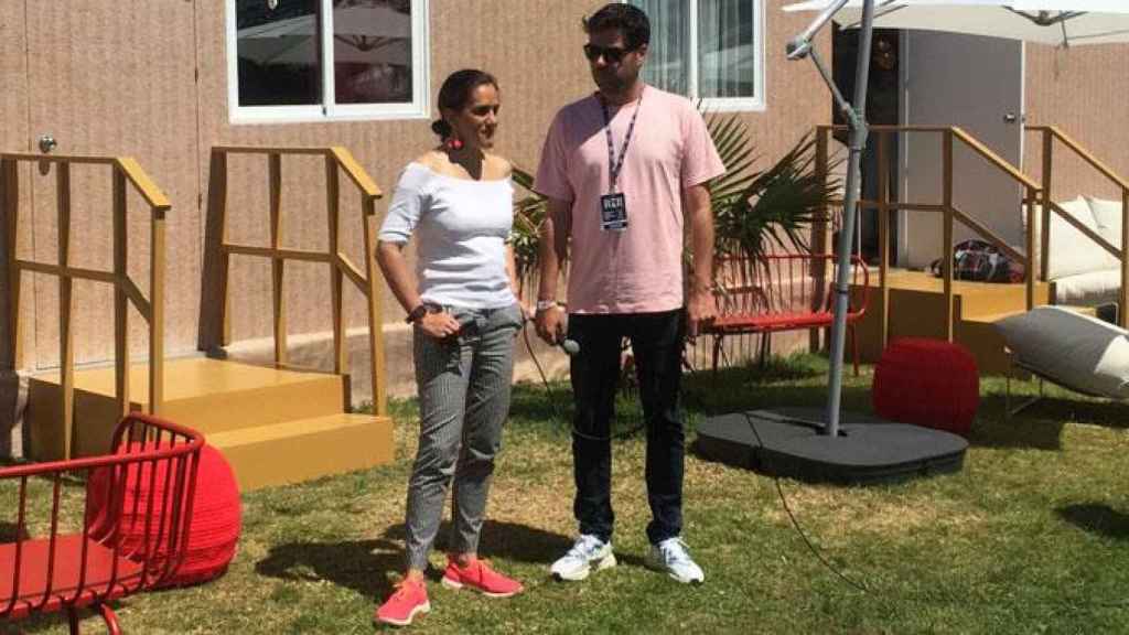 Laura Durán (Ikea) y Alfonso Lanza (Primavera Sound) ante una de las casas de Ikea en el festival / CG