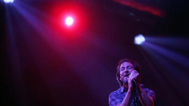 El cantante de Pearl Jam durante un concierto, en una imagen de archivo / EFE